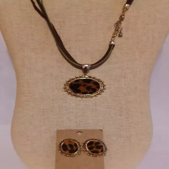 VINTAGE Animal Print Pendant Cord Round Gold Tone Necklace Earrings Set - Picture 1 of 6